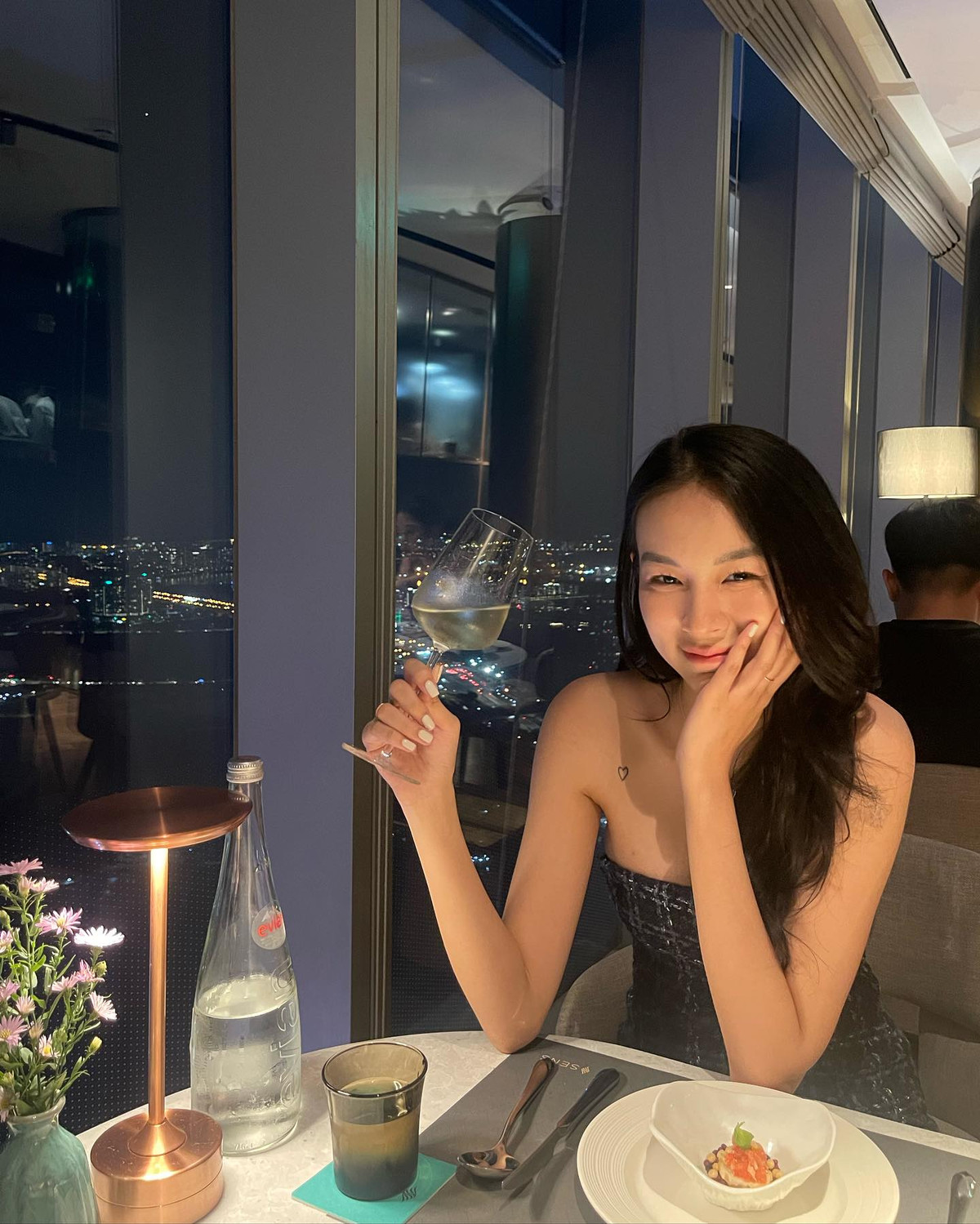 Dù xảy ra nhiều tranh cãi về chuyên môn nhưng sắc vóc xinh đẹp của nàng hot girl Hà thành này vẫn được công chúng dành nhiều lời khen ngợi.