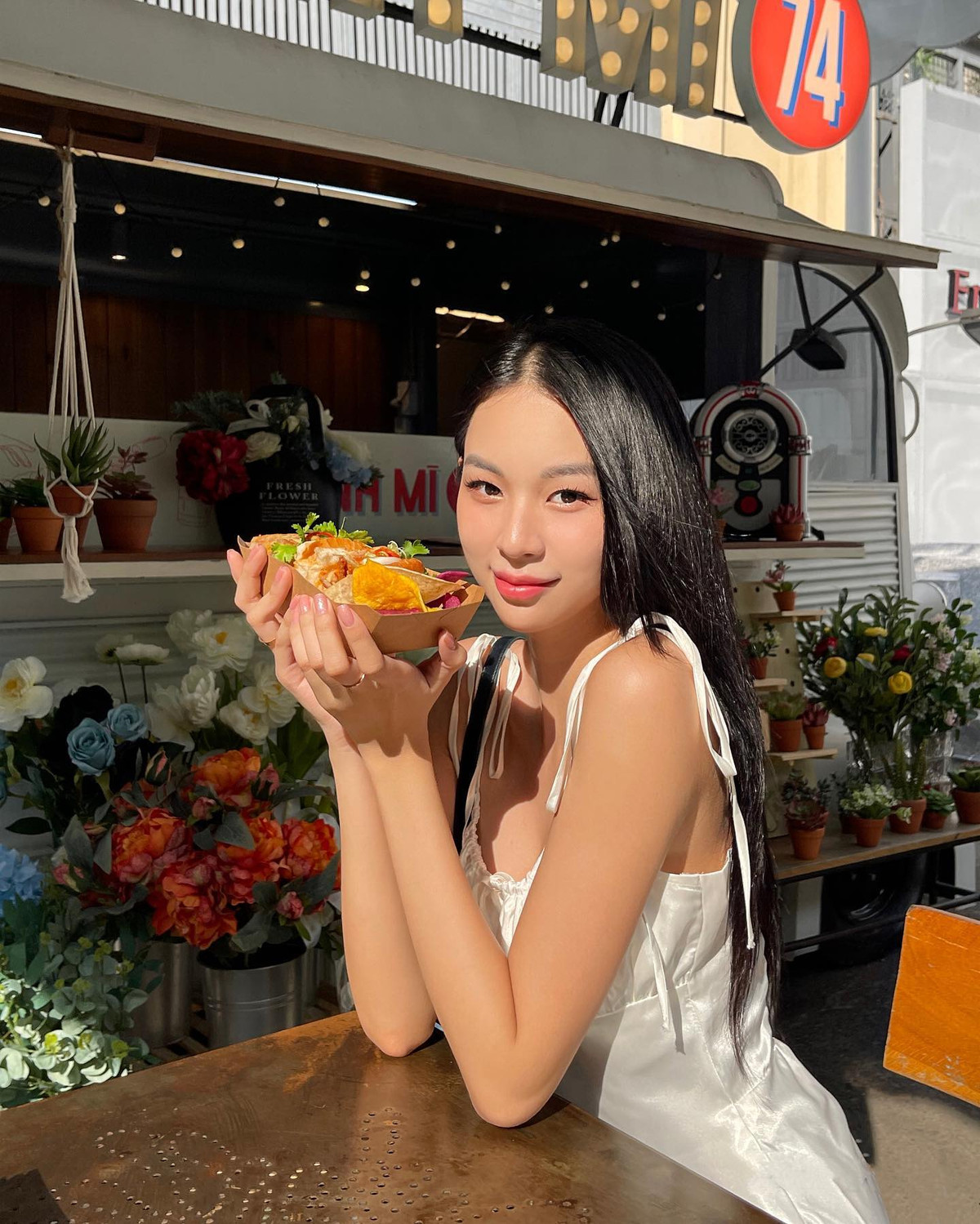 Vóc dáng chuẩn mẫu của tiểu thư Hà thành chưa khi nào khiến người hâm mộ thất vọng. Ảnh: FBNV, IGNV