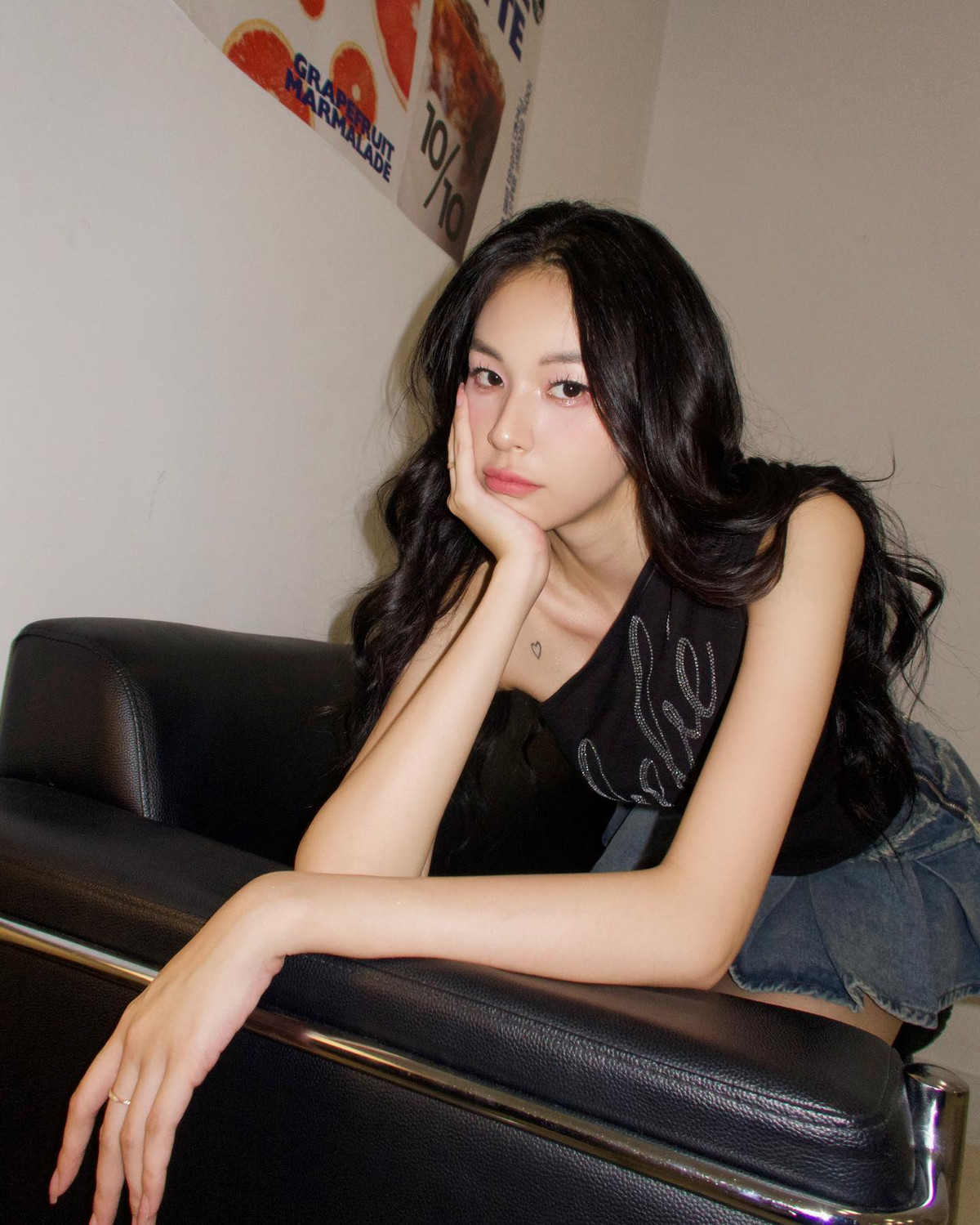 Trên trang cá nhân, cô thường xuyên chia sẻ nhiều hình ảnh thời trang quyến rũ.