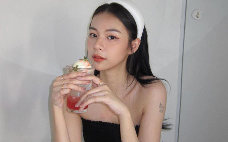 Phí Phương Anh không chỉ gây tranh cãi bởi nội dung của những ca khúc thể hiện, cô còn gây chú ý với phong cách gợi cảm và nóng bỏng.