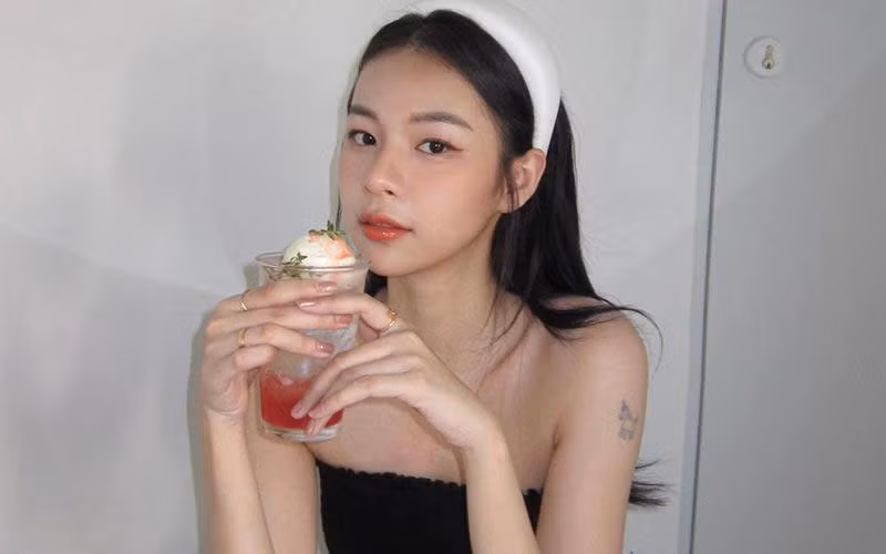 Phí Phương Anh không chỉ gây tranh cãi bởi nội dung của những ca khúc thể hiện, cô còn gây chú ý với phong cách gợi cảm và nóng bỏng.