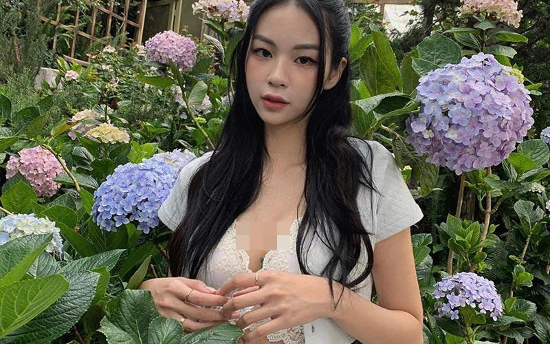 Mặc dù diện trang phục có phần táo bạo nhưng gái xinh Hà thành vẫn khéo léo che chắn bằng áo khoác ngoài.