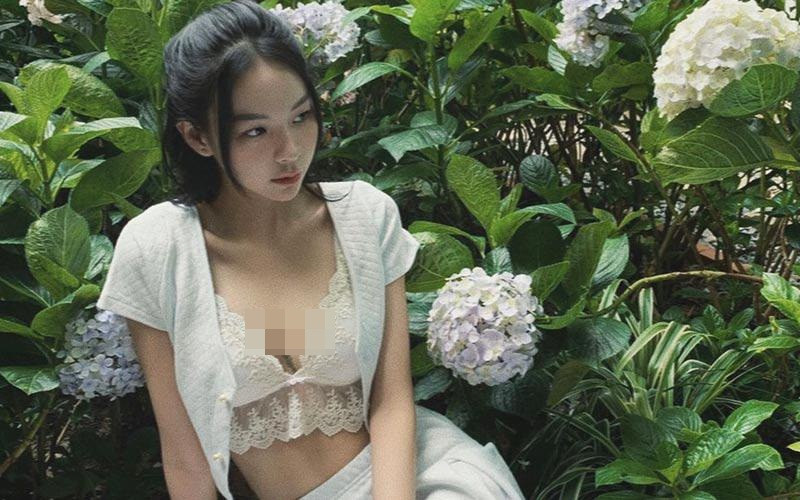 Mới đây, Phí Phương Anh chia sẻ khoảnh khắc diện nội y ren, để lộ hình xăm nơi hiểm hóc.