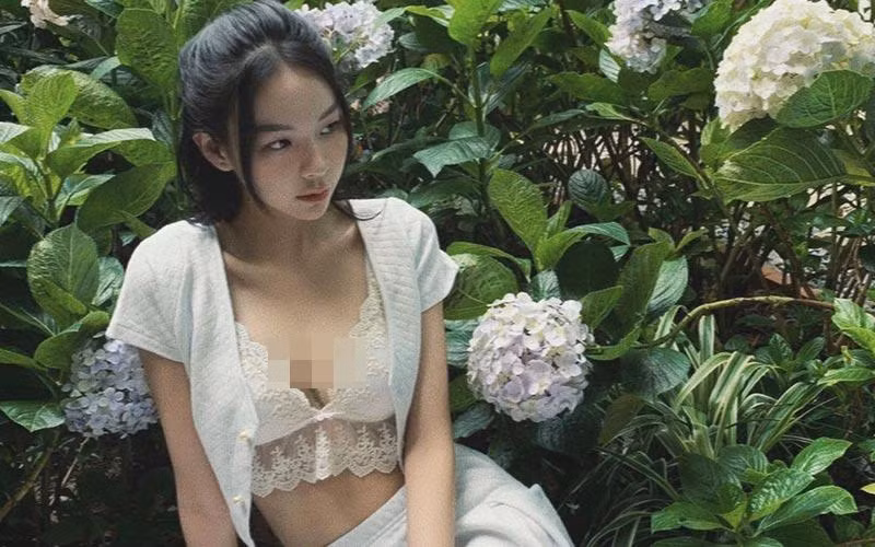 Mới đây, Phí Phương Anh chia sẻ khoảnh khắc diện nội y ren, để lộ hình xăm nơi hiểm hóc.