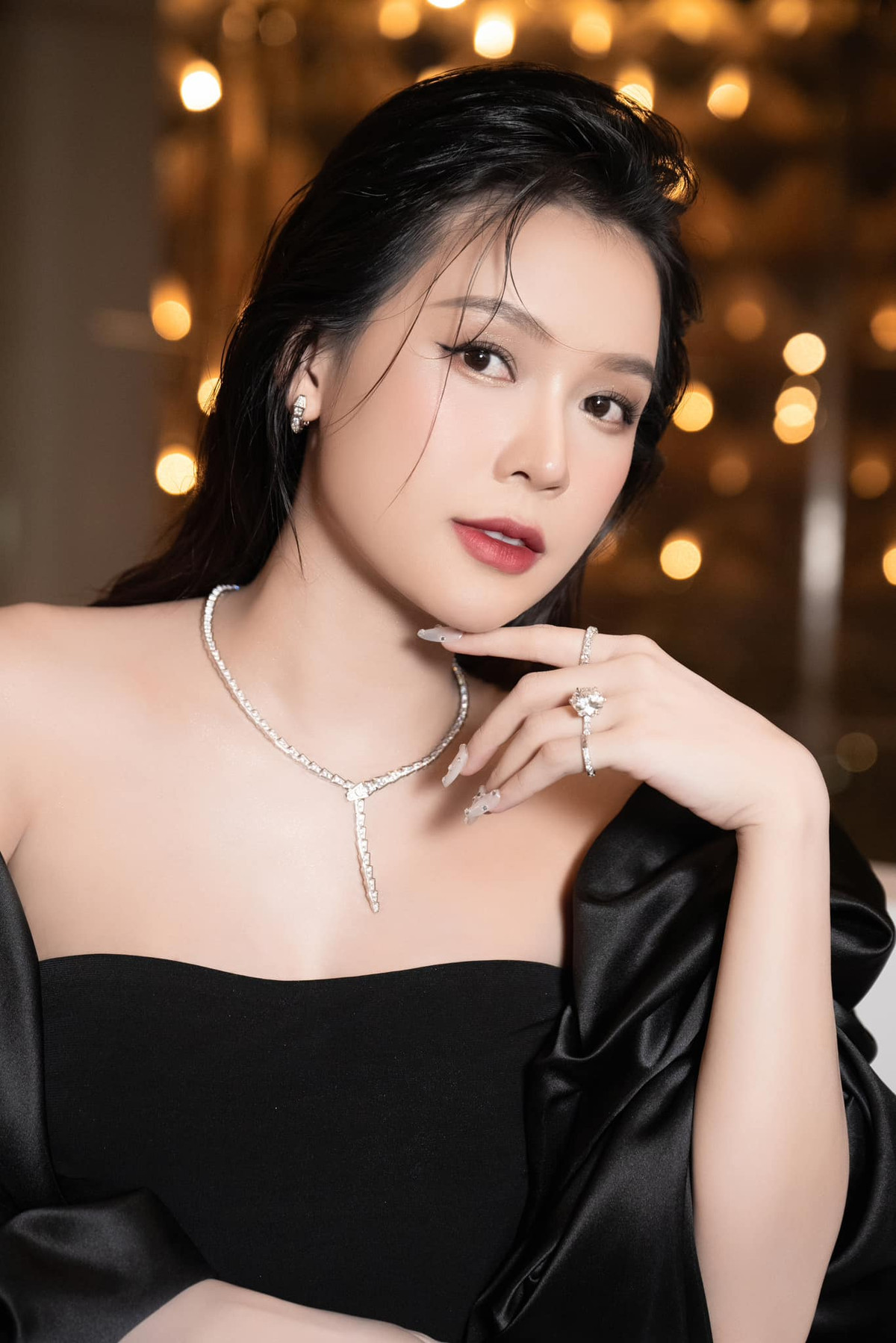 Tháng 10 vừa qua, Sam chính thức công khai thông tin đang mang thai con đầu lòng. Ảnh: FBNV