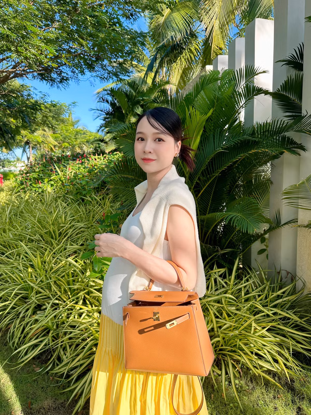 Nhờ sở hữu gương mặt xinh xắn, làn da trắng hồng, Sam dù "bầu vượt mặt" vẫn lên đồ rất xinh xắn, chẳng thua kém chị em nào.