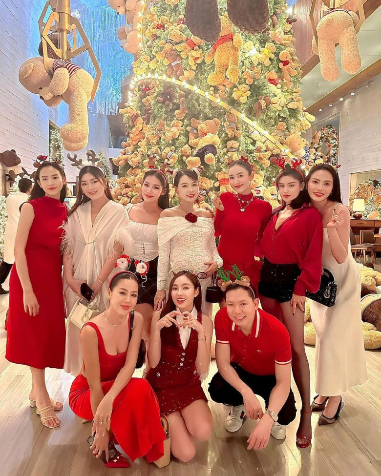 "Hot girl 50 tỷ" này dù đang mang thai với bụng bầu lớn nhưng vẫn không quên ăn mặc đẹp, xuất hiện ở nhiều sự kiện lớn nhỏ cùng hội chị em.