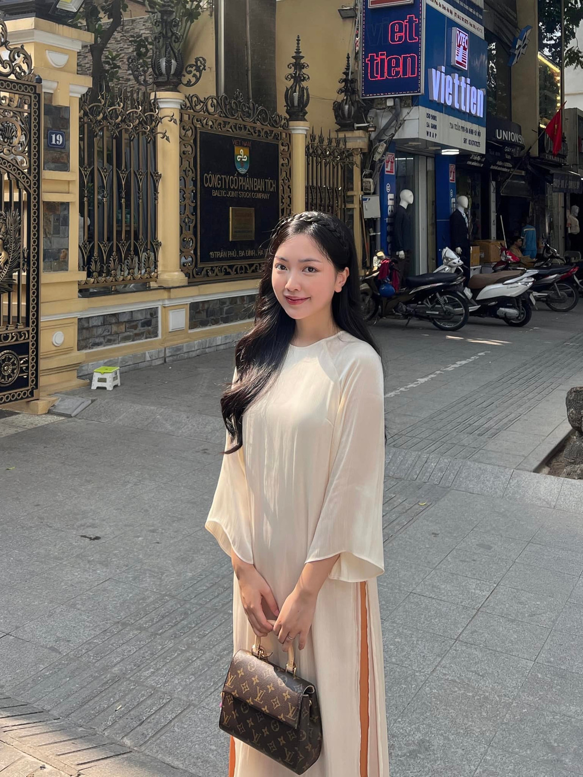 So ảnh quá khứ và hiện tại, có thể thấy Hà Trang đã thay đổi rất nhiều về phong cách ăn mặc, thần thái cũng kiều diễm hơn xưa.