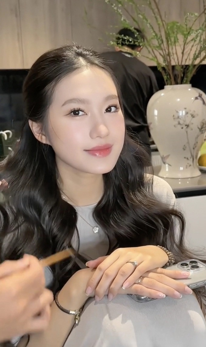 Dù ngày xưa hay hiện tại, các đường nét trên gương mặt của người đẹp đã rất sắc sảo.