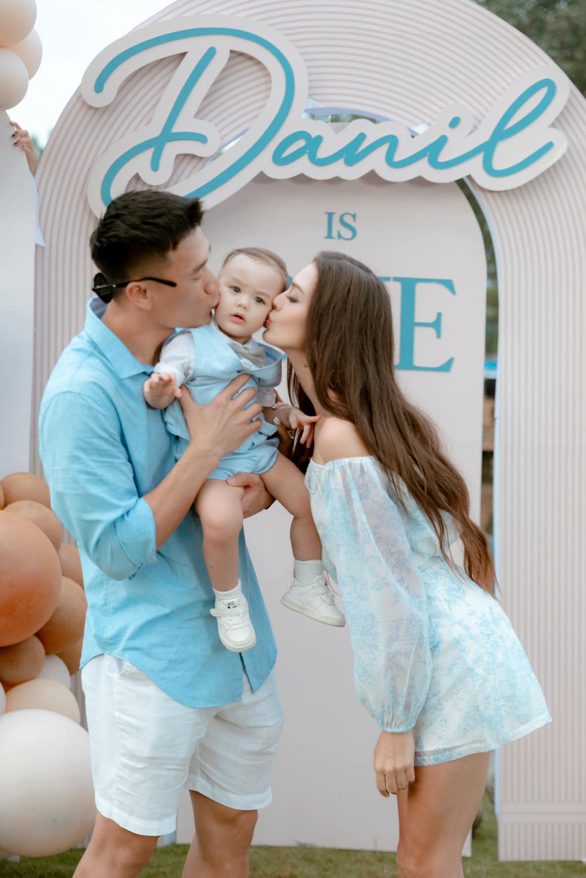  Vợ thủ môn Bùi Tiến Dũng - Dianka Zakhidova đã có 3 năm sinh sống và làm việc tại TP.HCM và trở thành con dâu Việt Nam.