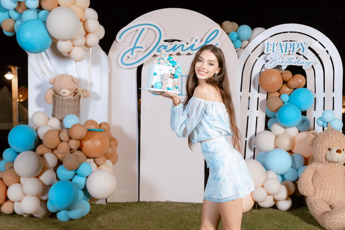 Dù trở lại sàn catwalk sau khi sinh con nhưng bà xã Bùi Tiến Dũng vẫn dành nhiều thời gian chăm sóc gia đình.