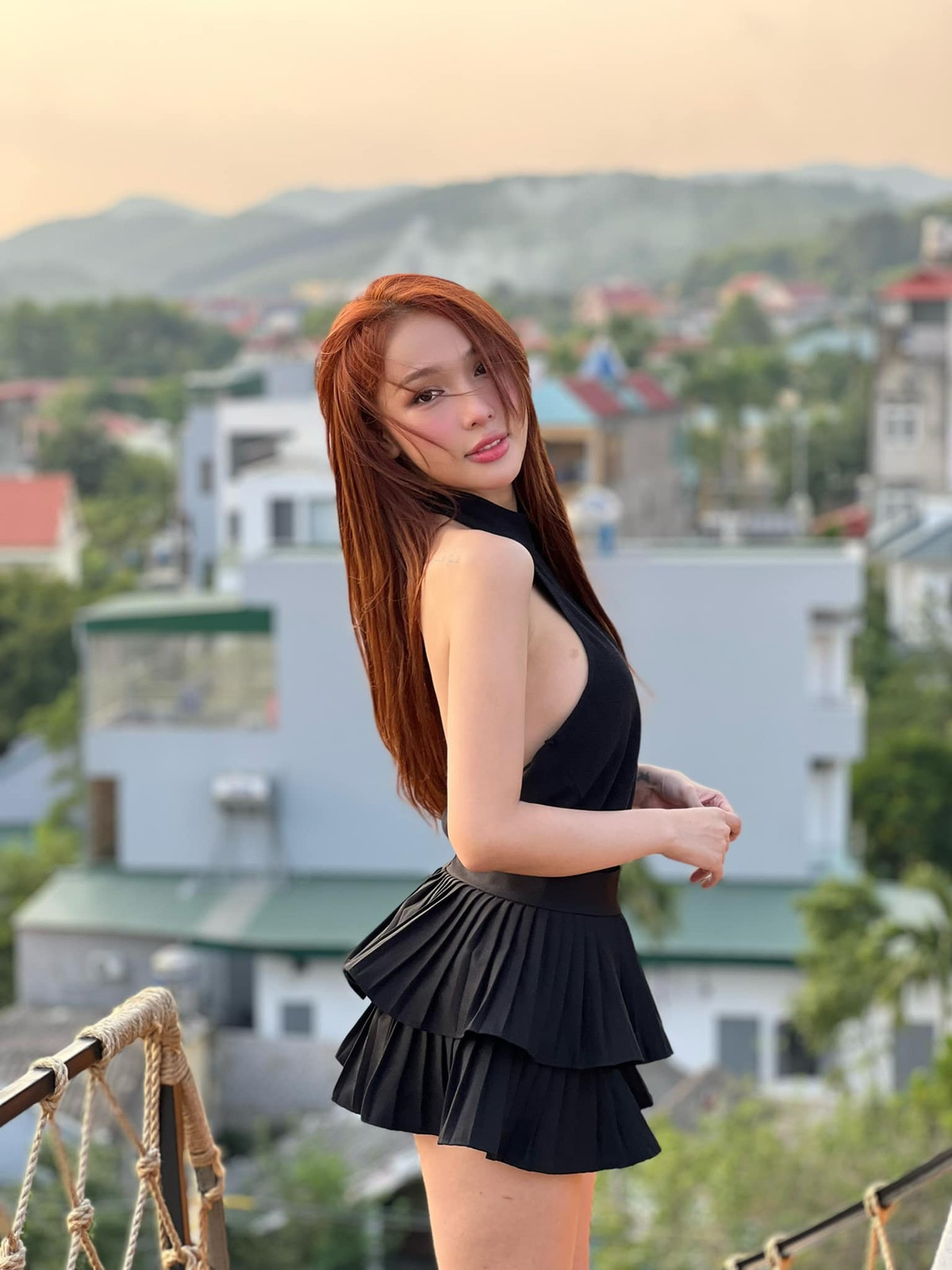 Cô gái chuyển giới này từng khiến nam người mẫu vừa khóc vừa gọi điện cho mẹ thuyết phục để được tìm hiểu cô. Trước đó Minh Hưng thừa nhận mình vẫn còn tình cảm với người đẹp chuyển giới nhưng gia đình anh chàng chưa chấp nhận được sự đặc biệt của cô.