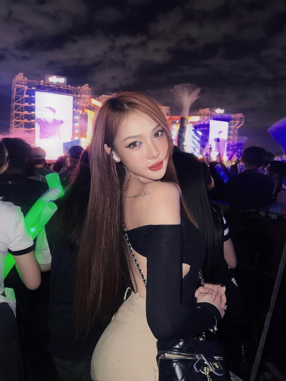 Mym Trần là một trong những chân dài sở hữu gu ăn mặc cuốn hút, quyến rũ.