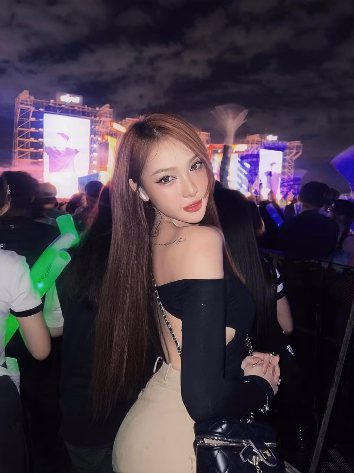 Mym Trần là một trong những chân dài sở hữu gu ăn mặc cuốn hút, quyến rũ.