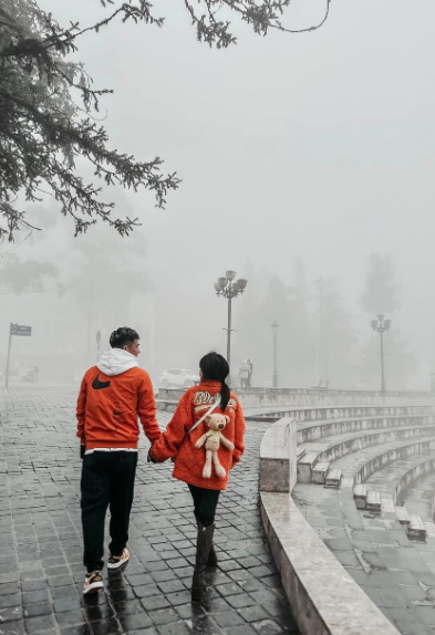 Vào thời điểm Tết Dương lịch, thời tiết ở đây thường khá lạnh có khi là rét đậm nhưng nhiều gia đình vẫn muốn đến để cùng chiêm ngưỡng băng tuyết, hoa cỏ phủ khắp các đồng ruộng, sườn đồi. Ảnh: @sapatravel