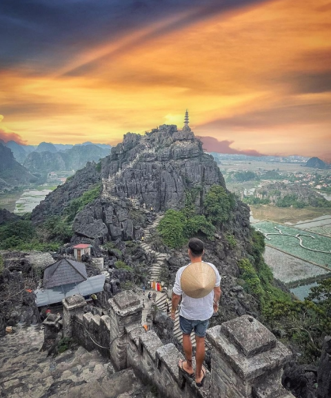 Như những dịp nghỉ lễ nhiều năm gần đây, nơi đây với hàng loạt danh thắng như Tràng An, chùa Bái Đính, đầm Vân Long, phố cổ Hoa Lư, Hang Múa... vẫn là điểm đến được nhiều du khách lựa chọn. Ảnh: @vietnam_awesome