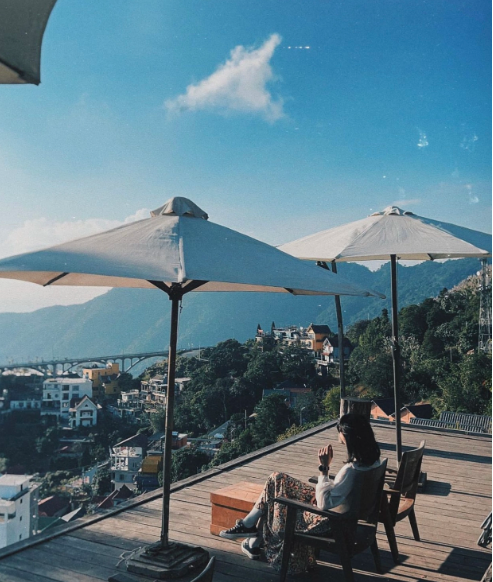 Một trong những địa điểm thu hút đông khác nhất ở Tam Đảo phải kể đến Nhà thờ Tam Đảo. Đa phần du khách tới đây là các cặp đôi, nhóm bạn, gia đình... tranh thủ vui chơi trong dịp nghỉ Tết Dương lịch. Ảnh: @_cuiyun