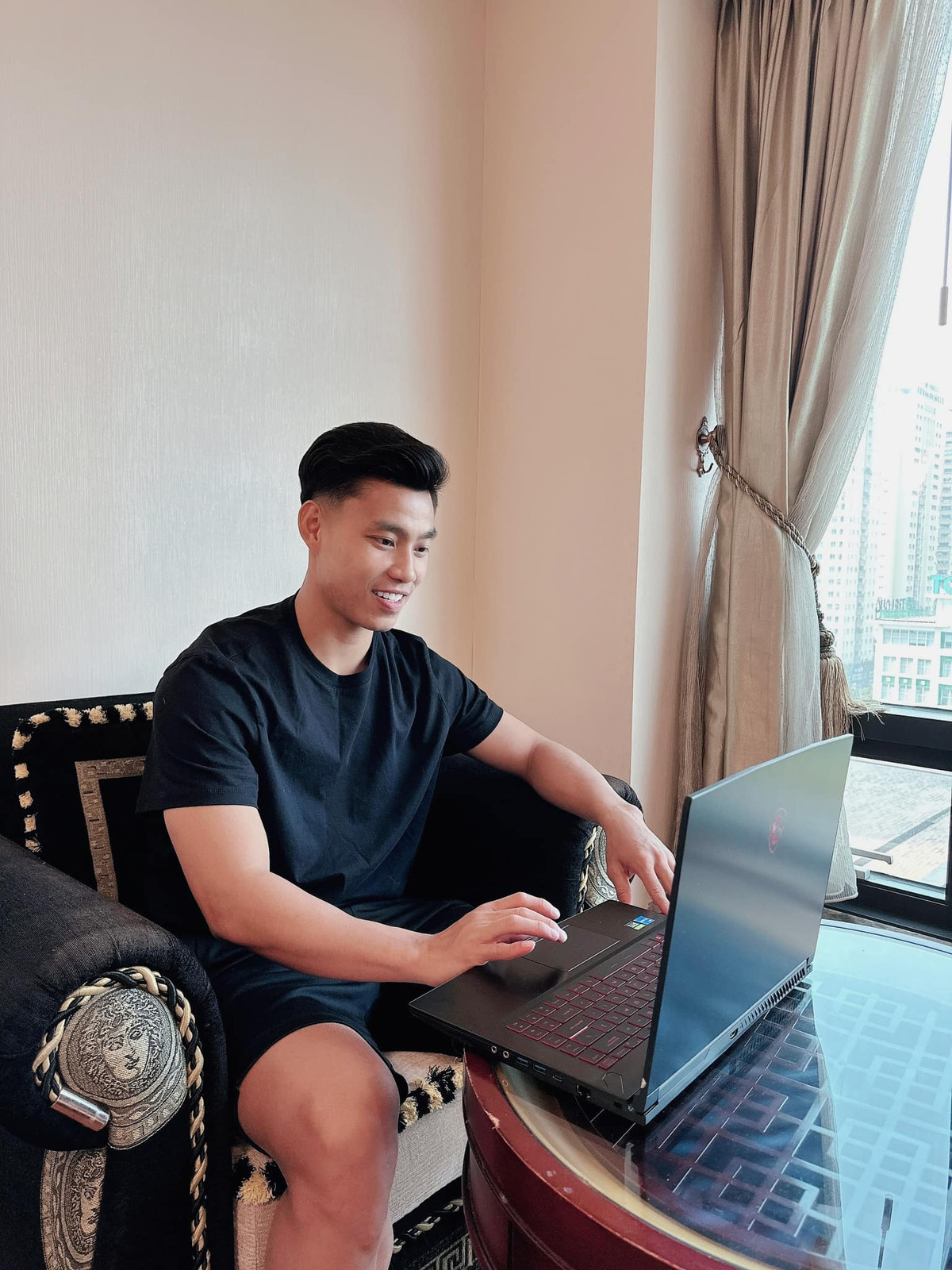 Tháng 5 năm nay, Văn Thanh bất ngờ công khai khoảnh khắc khóa môi một cô gái. Dân mạng nhanh chóng tìm ra nữ chính trong bức ảnh là Lê Ngọc Ánh hiện sinh sống ở TPHCM và làm việc tại một ngân hàng.