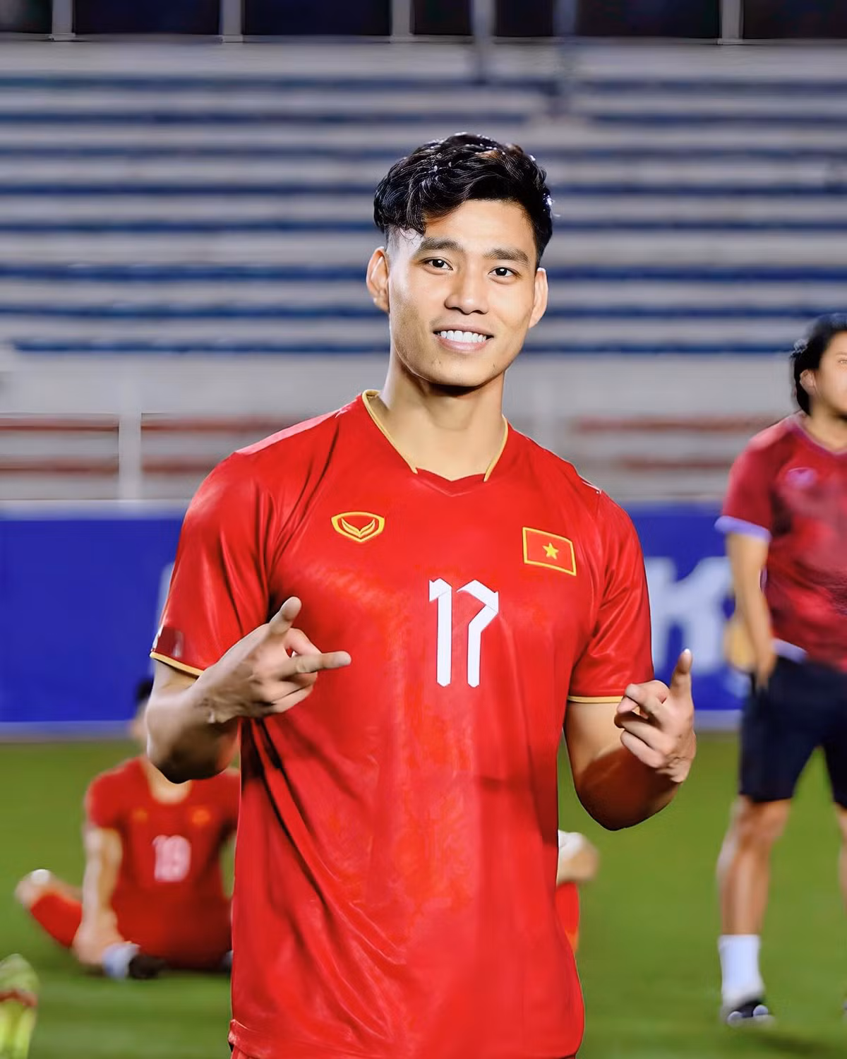 Văn Thanh, sinh năm 1996, là người ghi bàn quyết định trên chấm luân lưu giúp U23 Việt Nam vượt qua Qatar ở trận bán kết U23 châu Á 2018. Hậu vệ CLB HAGL sớm có bạn gái từ cách đây 5 năm tuy nhiên đã chia tay.