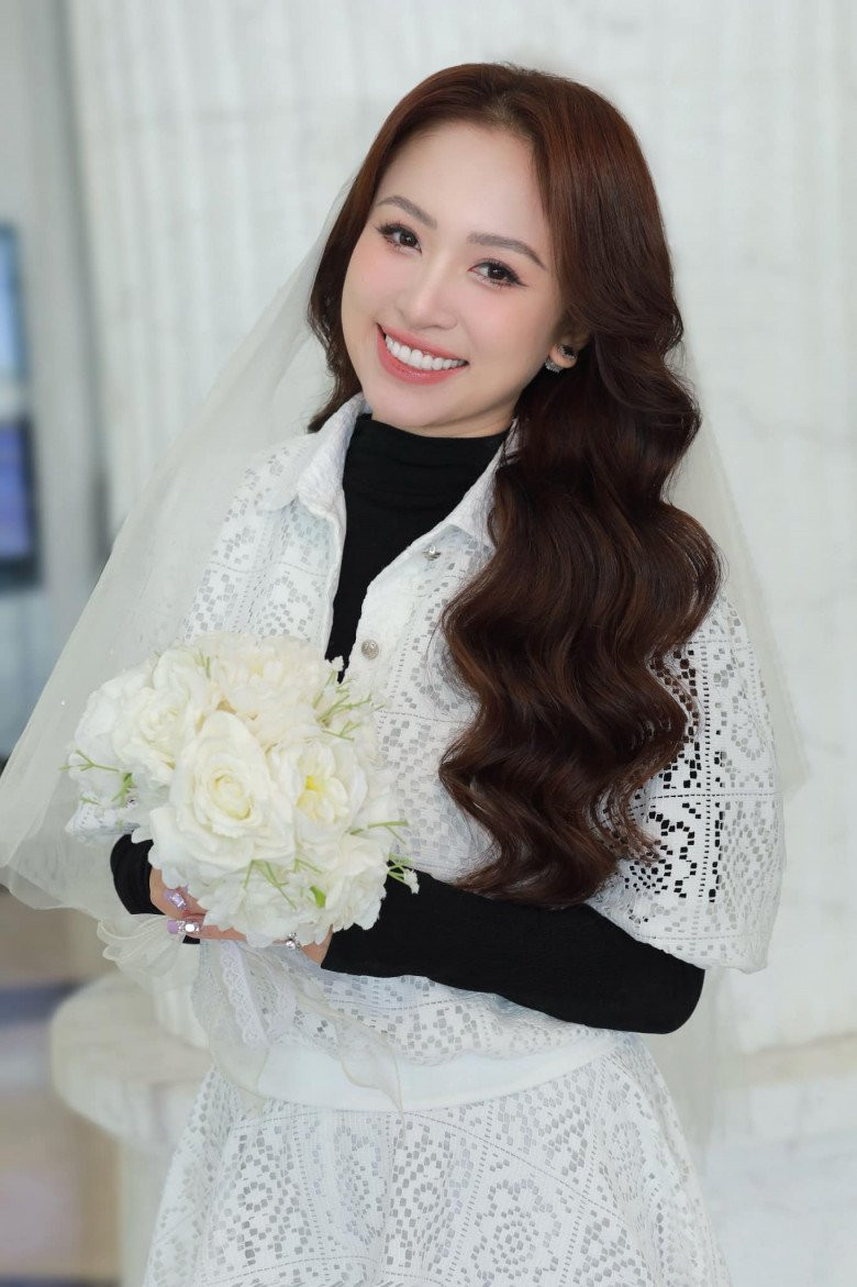 Nữ MC diện đồ tập golf với váy cưới bằng ren trắng ngắn, thiết kế đầm dáng baby doll được mix cùng voan trắng tạo nên một tổng thể độc lạ. Đây là 1 trong những ý tưởng trong album cưới tập 2 lần này của nữ MC.