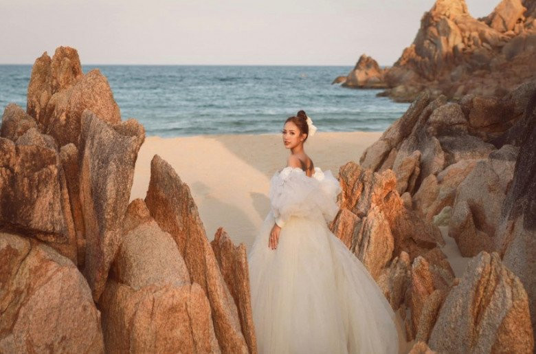 Vân Hugo tên thật Nguyễn Thanh Vân, 38 tuổi, là MC của loạt chương trình như Đường lên đỉnh Olympia, Vietnam's Got Talent, Vì bạn xứng đáng, Chinh phục.