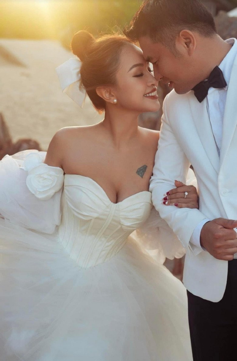 Cựu diễn viên “Nhật ký Vàng Anh” lựa chọn nhiều phong cách trang phục khác nhau để có những khoảnh khắc lãng mạn đáng nhớ cùng ông xã doanh nhân.