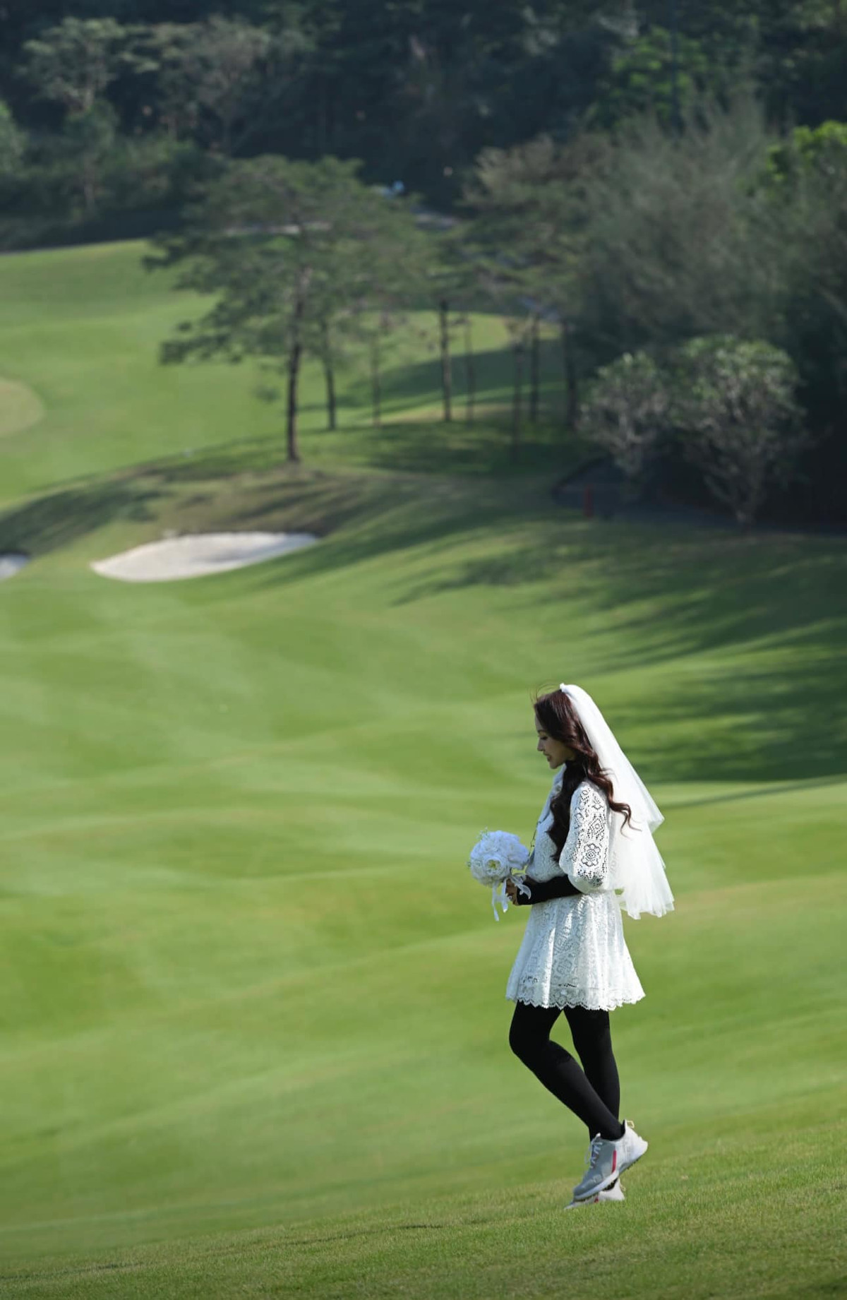 Mới đây, Vân Hugo khiến fans ngỡ ngàng với bộ ảnh cưới độc đáo khi chụp trên sân golf. Cô chia sẻ hình ảnh mình là "cô dâu trên sân golf" mà không hề "cô đơn trên sofa".