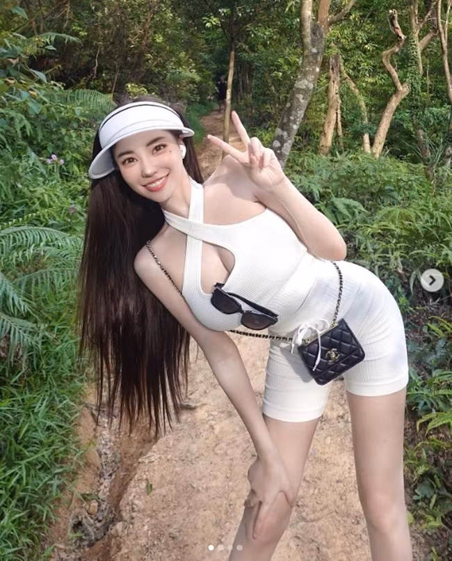 Huang Lin ngược lại, sở hữu body nở nang, nhất là vòng 1 đẫy đà, nóng bỏng và vòng 3 chuẩn “trái đào”.