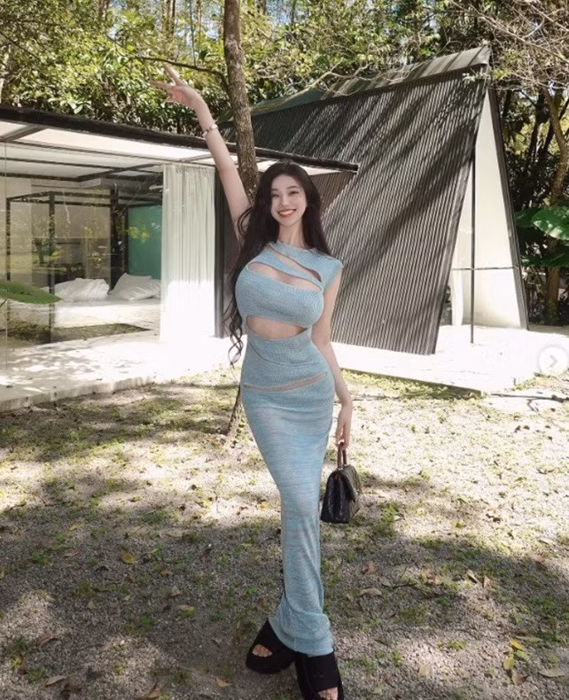 Người đẹp gây chú ý cõi mạng khi cô học năm thứ 3 Đại học Shih Hsin Đài Bắc, thời điểm đó cô được mệnh danh là “nữ thần Shih Hsin”.