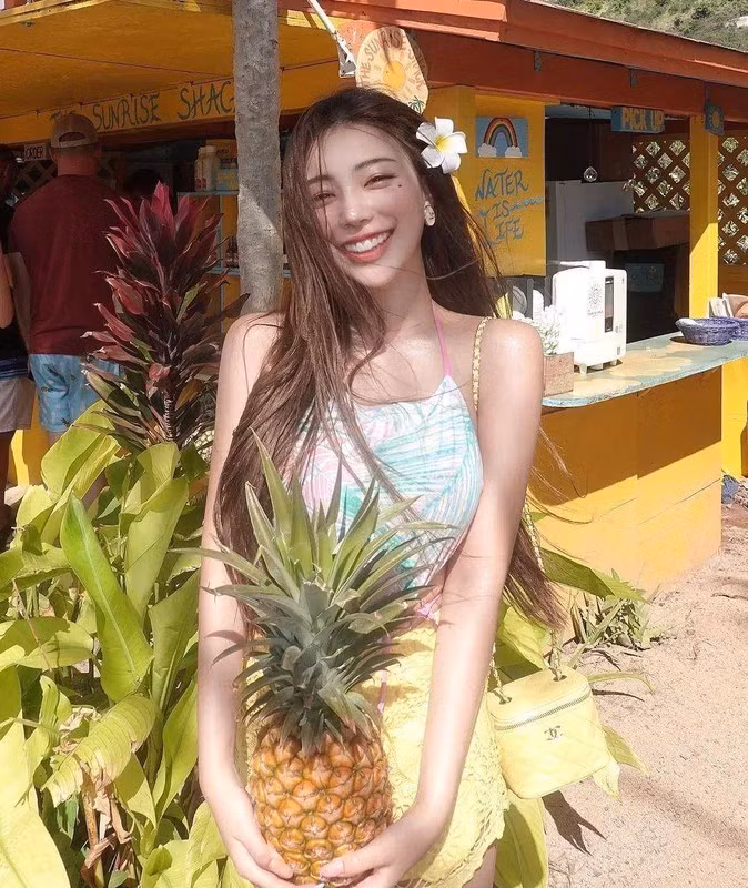 Nhận biết lợi thế ngoại hình nổi bật, Huang Lin thường xuyên khoe sắc vóc lên trên các nền tảng MXH.