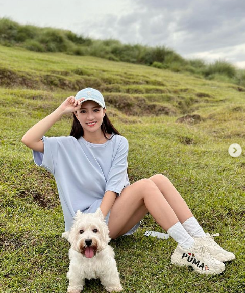 Theo dõi trang cá nhân dễ nhận thấy người đẹp tiết chế việc ăn mặc hở hang, thay vào đó cô chuộng gu ăn mặc kín đáo, trẻ trung và hiện đại.