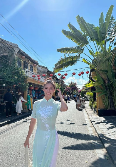 Trong những khoảnh khắc chụp tại phố cổ Hội An, người đẹp Đài Loan diện áo dài khoe sắc.