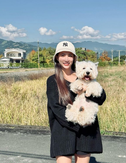 Nữ người mẫu rất hào hứng với tà áo dài Việt mà đăng ảnh rất nhiều tấm hình khoe sắc.