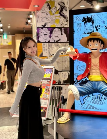 Sunny Lin là diễn viên, người mẫu Đài Loan. Người đẹp sinh năm 1990 từng chụp ảnh khêu gợi, nóng bỏng từ năm 18 tuổi chỉ để kiếm tiền tiêu vặt.