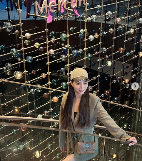 Tới năm 2011, cô mới gia nhập showbiz với tư cách người mẫu và nhanh chóng nổi tiếng nhờ loạt ảnh cosplay nhân vật "nữ hoàng hải tặc" Boa Hancock trong series phim hoạt hình đình đám "Đảo hải tặc" (One Piece).