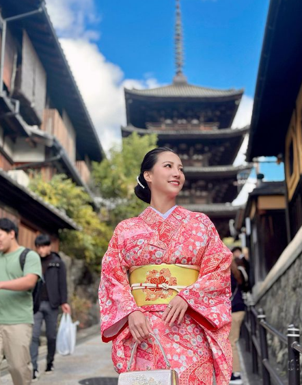 Trang cá nhân của cô thường xuyên đăng tải nhiều khoảnh khắc đời thường gần gũi.