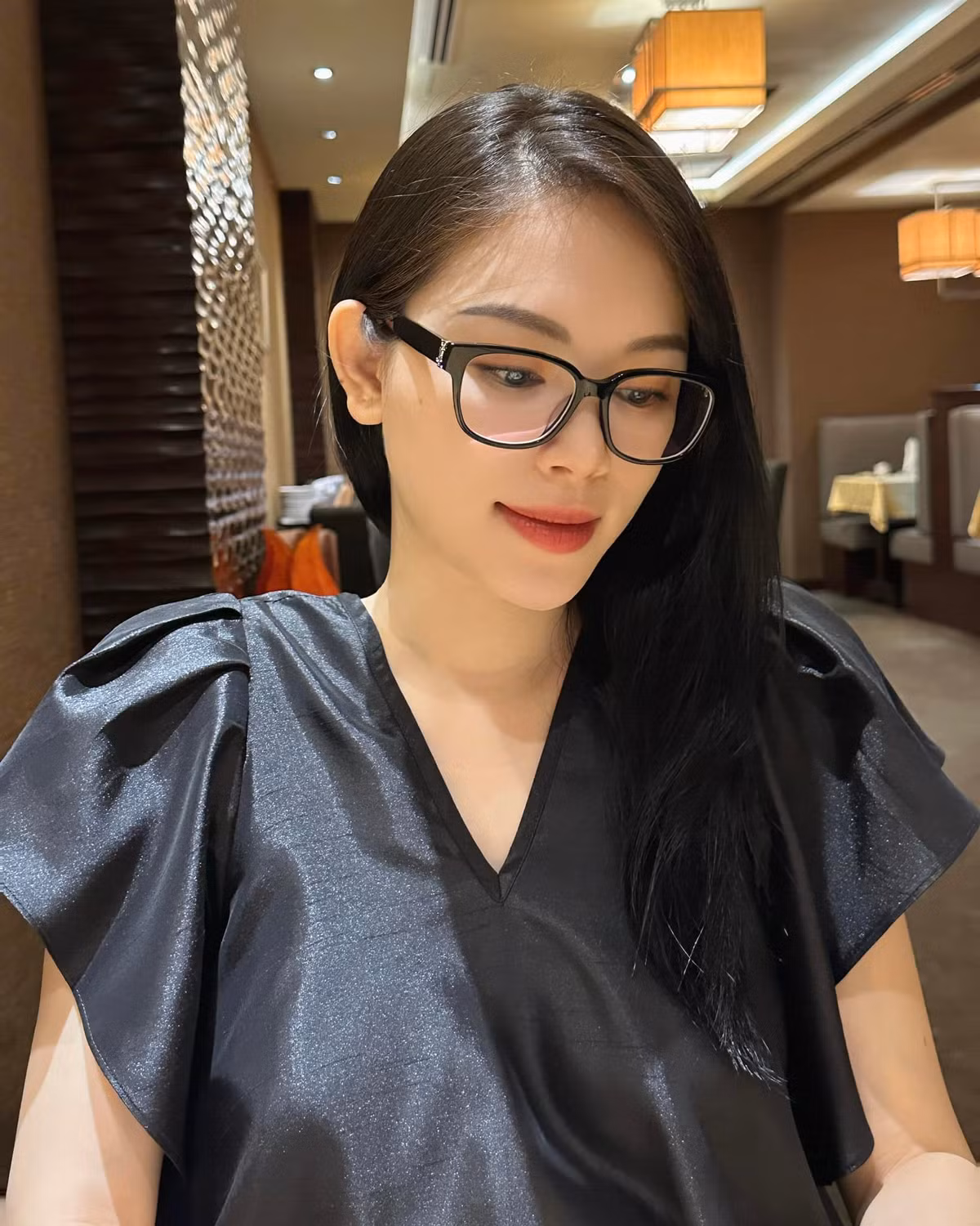 Linh Rin cũng thường đăng tải ảnh ở góc chụp phần thân trên, tránh đi phần bụng trở xuống.