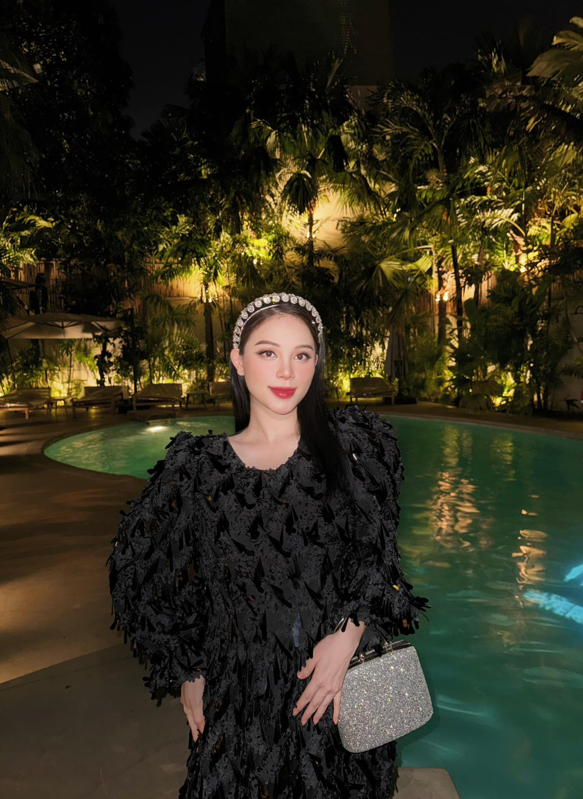 Những chiếc váy cô lựa chọn có màu sắc tươi sáng, kiểu dáng trẻ trung nên kể cả có không mang thai vẫn có thể mặc được. Vì thế khi cô mặc trang phục này cũng không có quá nhiều sự chú ý mà vẫn thu hút.