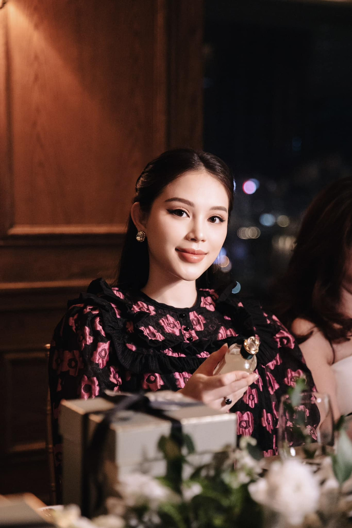 Cụ thể, bà xã Phillip Nguyễn ưa chuộng diện những trang phục rộng rãi như váy suông để giấu đi vóc dáng của mình.