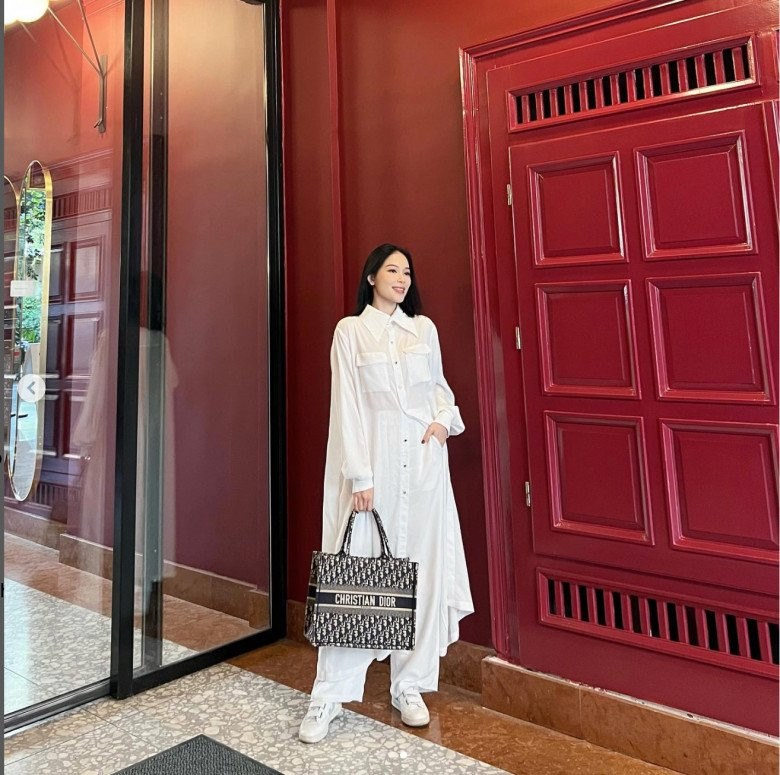 Mang thai con đầu lòng nên Linh Rin có chiếc bụng gọn gàng và không quá to.