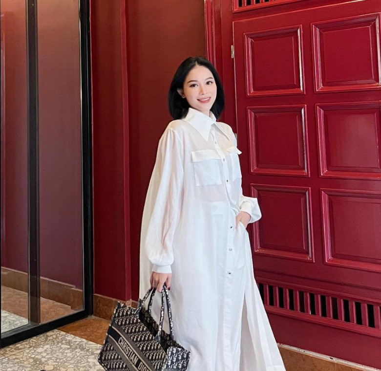 Cuối tháng 10 vừa qua, Linh Rin hé lộ hình ảnh mặc đồ đen dự tiệc với phong thái sang trọng, quý phái. Đây là lần hiếm hoi cô chia sẻ hình ảnh chụp toàn thân với bàn tay đặt vào bụng như khẳng định chuyện mang thai con đầu lòng với chồng thiếu gia.