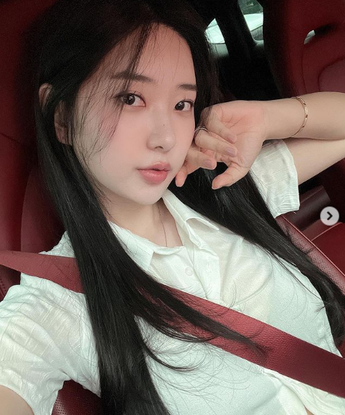 Nhiều người hâm mộ bày tỏ sự bất ngờ khi biết chân dài 9X vẫn giữ được nhan sắc tươi trẻ, ngây thơ như thuở 18.