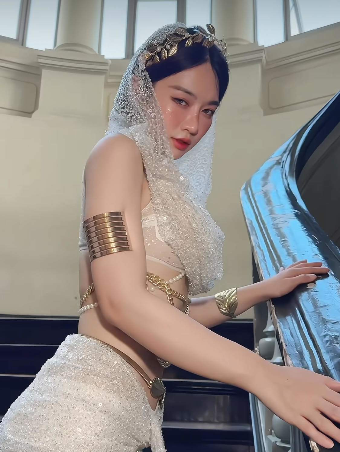 Mới đây, Lê Bống gây chú ý khi đăng tải clip diện trang phục giống nữ thần, khoe vóc dáng gợi cảm.