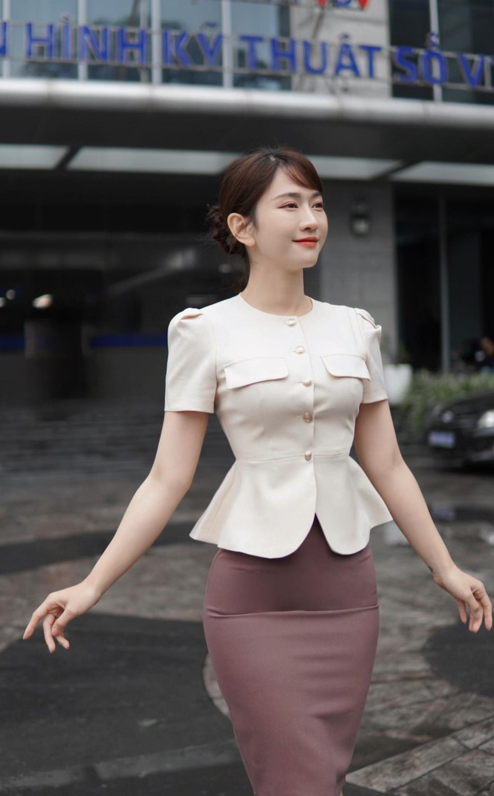 Ở tuổi 28, cô khiến nhiều người bất ngờ với gu mặc thanh lịch, chỉn chu với những set váy áo công sở kín đáo.