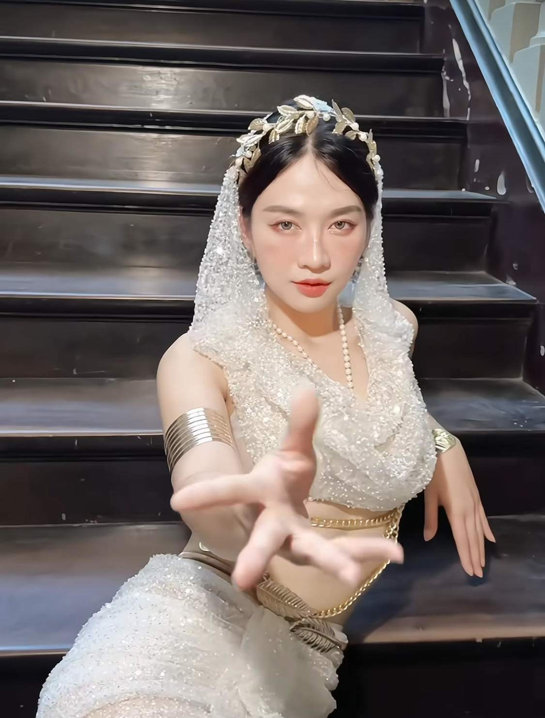 Sau lên sóng truyền hình, ngoài đời Lê Bống vẫn ưa chuộng thời trang gợi cảm nhưng có chừng mực.