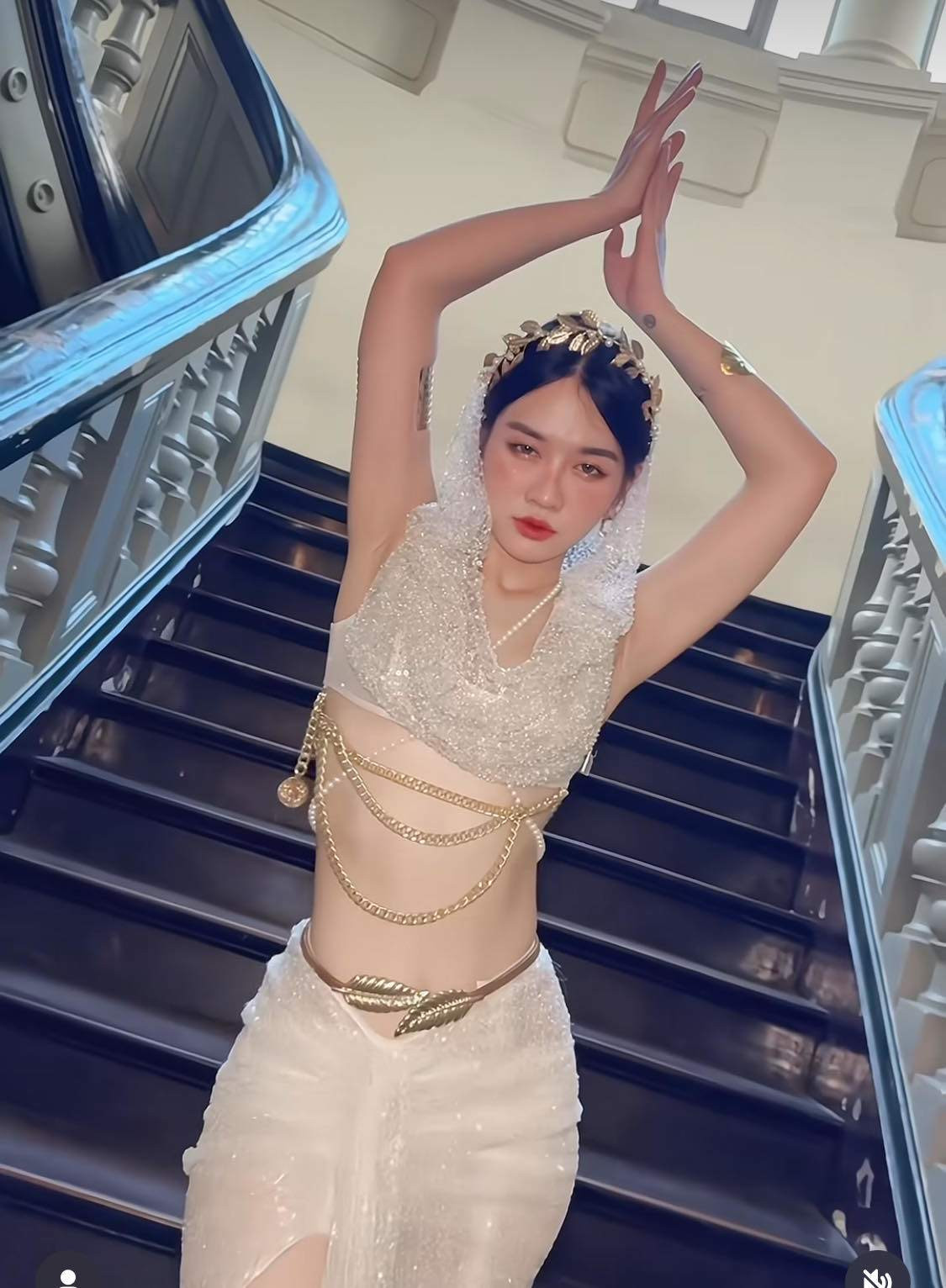 Bộ trang phục mà nữ MC diện có hiệu ứng lấp lánh, khoe trọn tỷ lệ eo, hông đẹp.