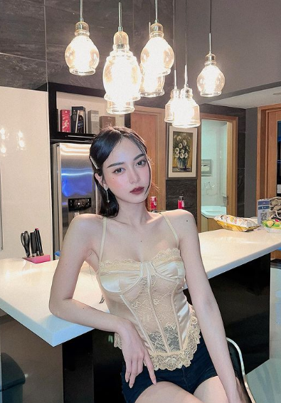 Tuy nhiên, chiều cao của gái xinh Thái Lan này khá hạn chế, chỉ cao chừng 1,58m.