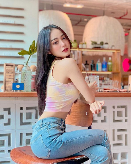 Dù hình thể nhỏ nhắn là vậy, Pornsawan Phusua vẫn sở hữu vóc dáng rất chuẩn chỉnh với ngực đầy, eo thon và đôi chân trắng nõn.