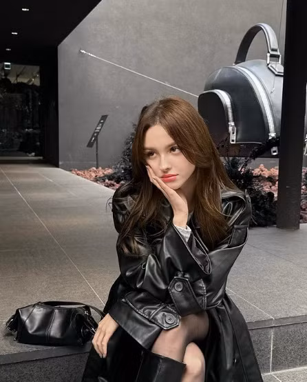 Trang cá nhân Instagram của cô có đến hơn 3,4 triệu lượt theo dõi, con số "khủng" này cho thấy độ "hot" của cái tên Elina.