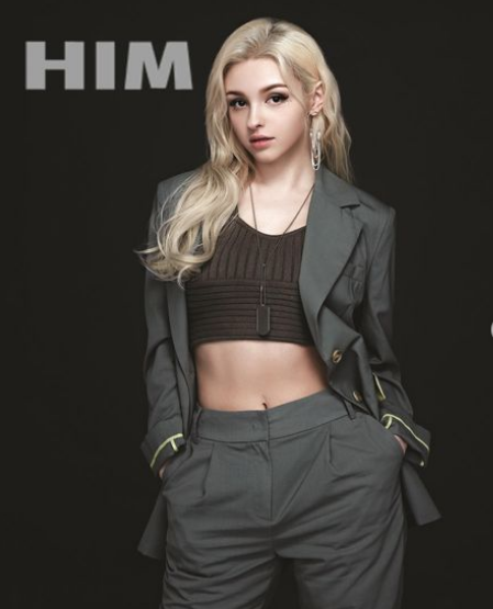 Karimova Elina là hot girl lai Nga và Uzbekistan hiện đang sinh sống và làm việc tại Hàn Quốc.